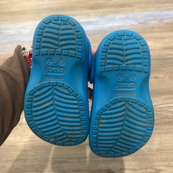 Toddler furry crocs size c6&7 - Picture 2 of 2